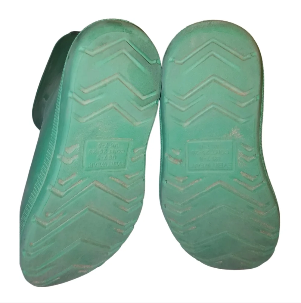 Totes Green Rubber Rain Boots with Yellow-Blue Pull Tabs